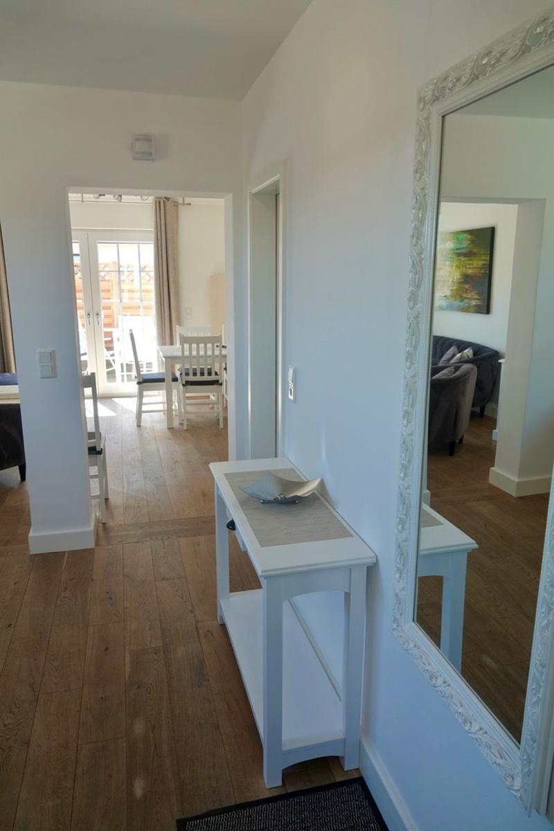 Eingangsbereich, Blick durch den offenen Wohnraum bis zur Terrasse