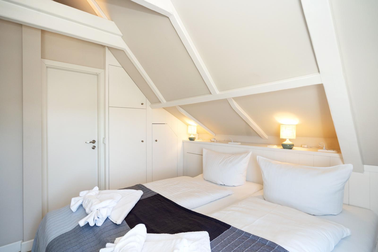 Schlafzimmer (180x200 cm) im DG