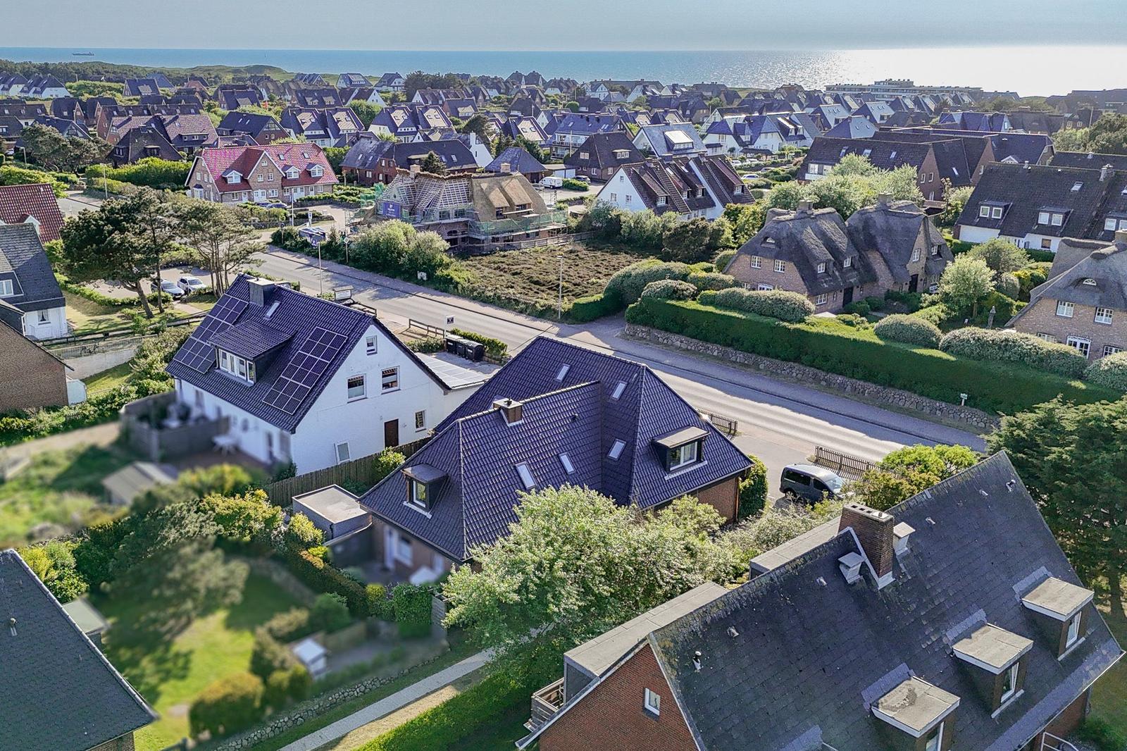 Haus mit Solaranlage und Blick aufs Meer