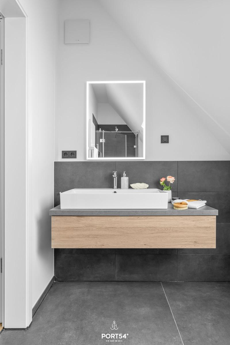 Moderne Dusche mit Glaswand und Duschbrause