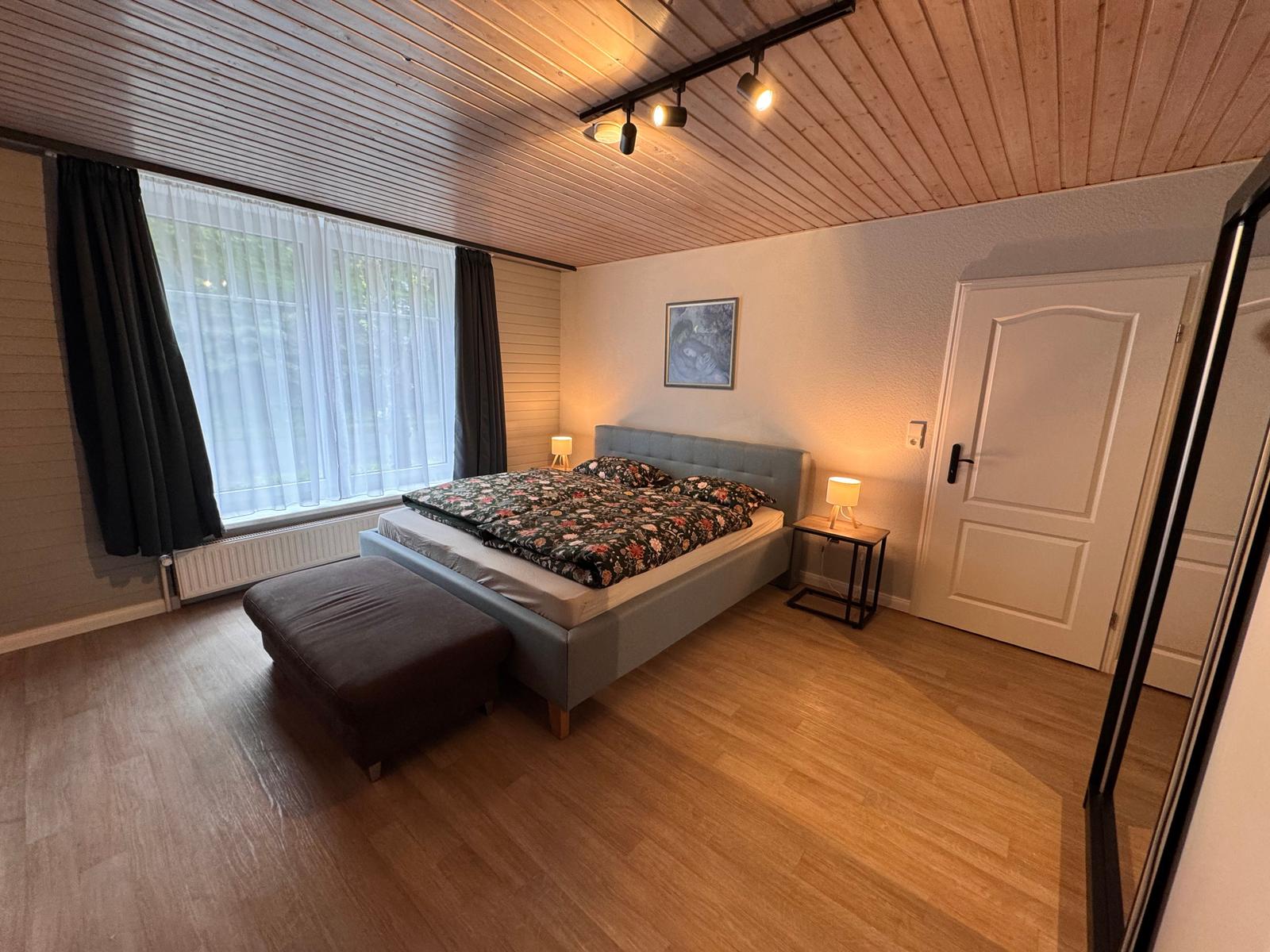 großes Schlafzimmer (1) mit Doppelbett
