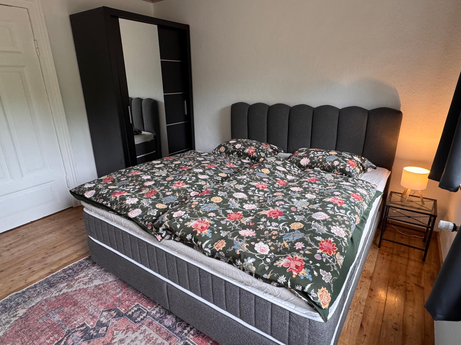 Schlafzimmer (2) mit Boxspringbett
