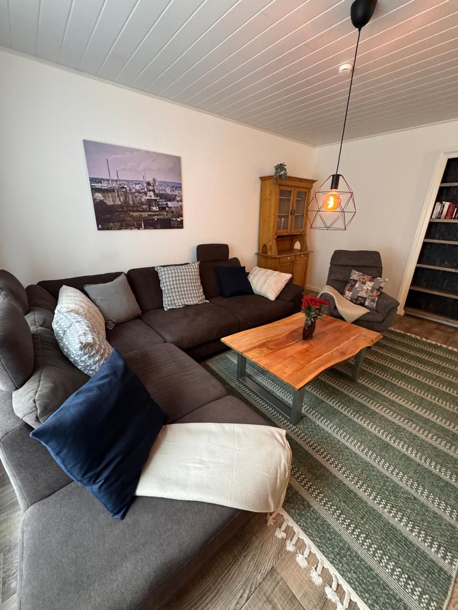 geräumiges Wohnzimmer