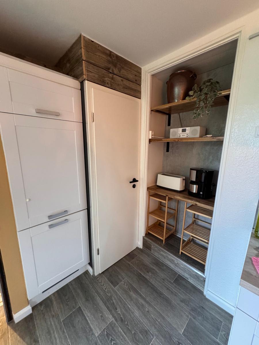 Kühlschrank, Abstellraum und Regale