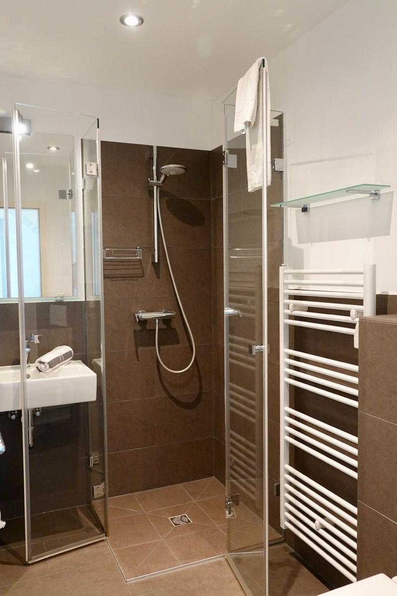 Eckeinstigeg Dusche