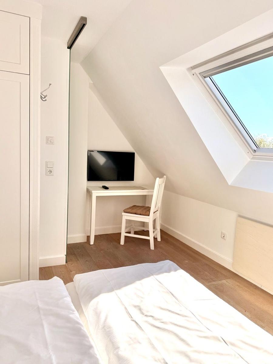 Schreibplatz und Fernseher SZ DG