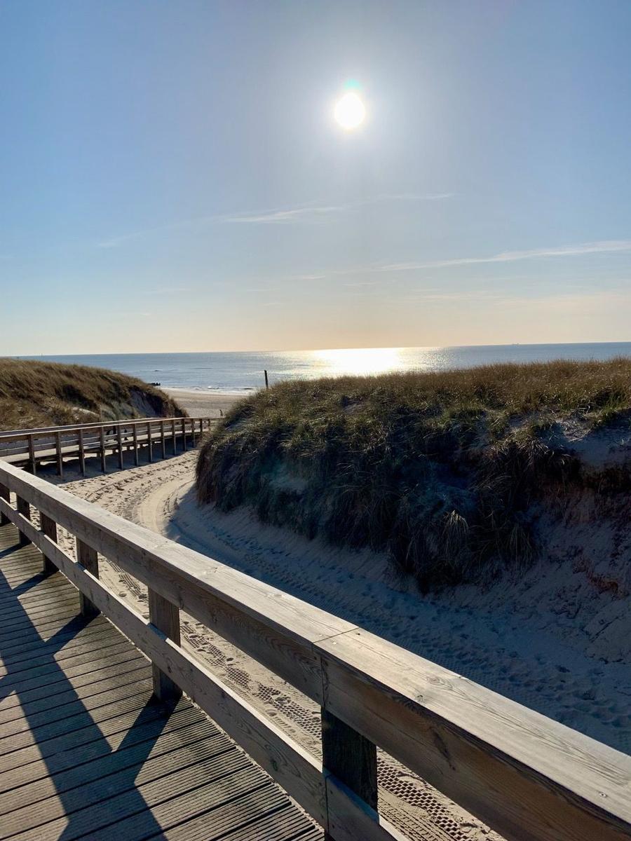 der nächste Strandaufgang (Nordseeklinik, Hunde erlaubt)