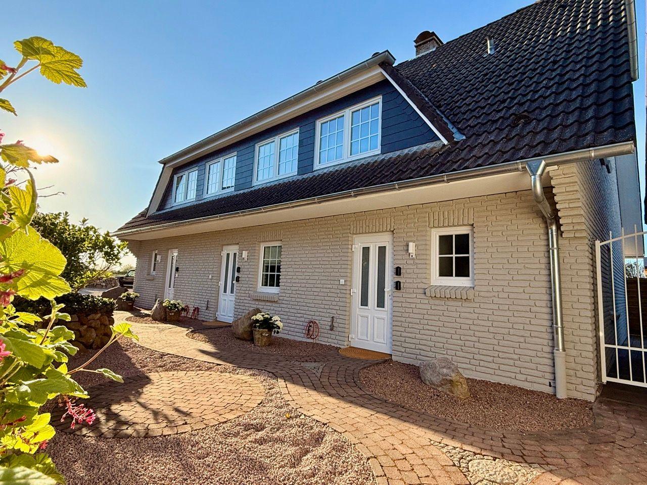 die Hauseingänge aller 5 Objekte im Strandhaus