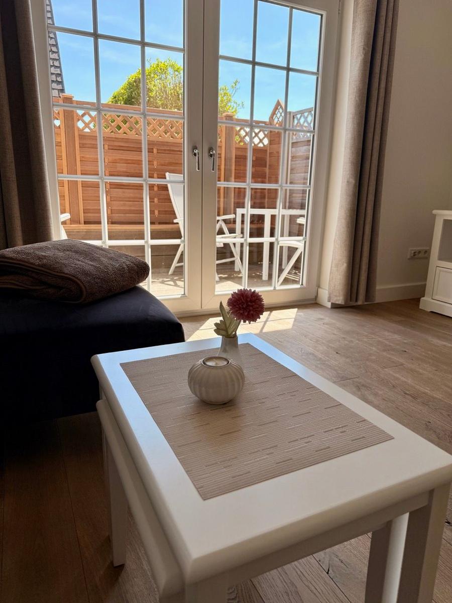 Blick vom Sofa zur Südterrasse