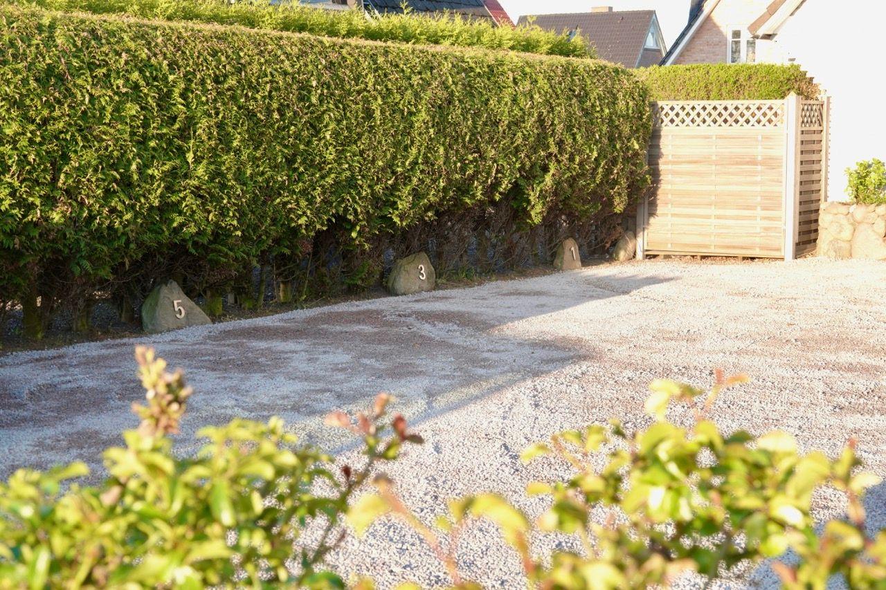 nummerierte Stellplätze auf dem Parkplatz