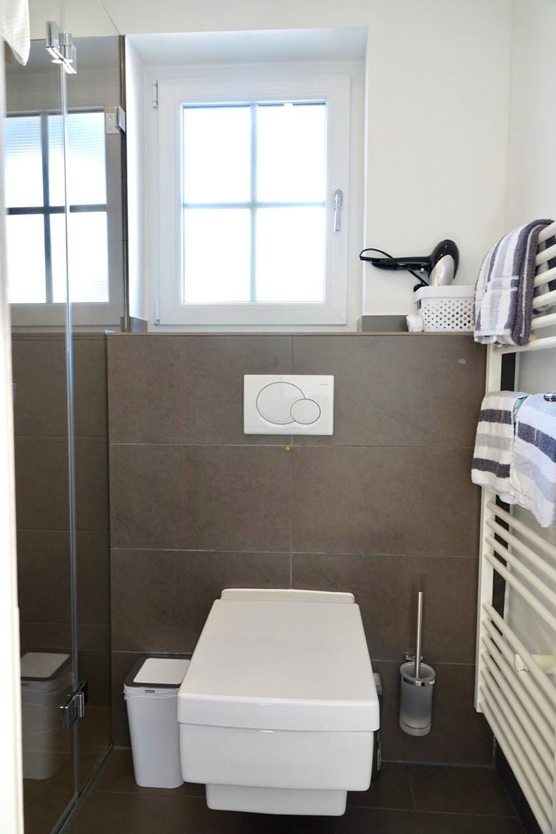 Toilette, Handtuchheizkörper, Föhn