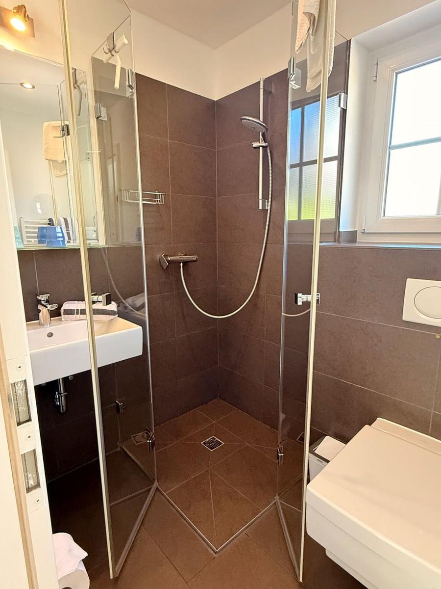 Badezimmer, bodengleiche Dusche mit Eckeinstieg