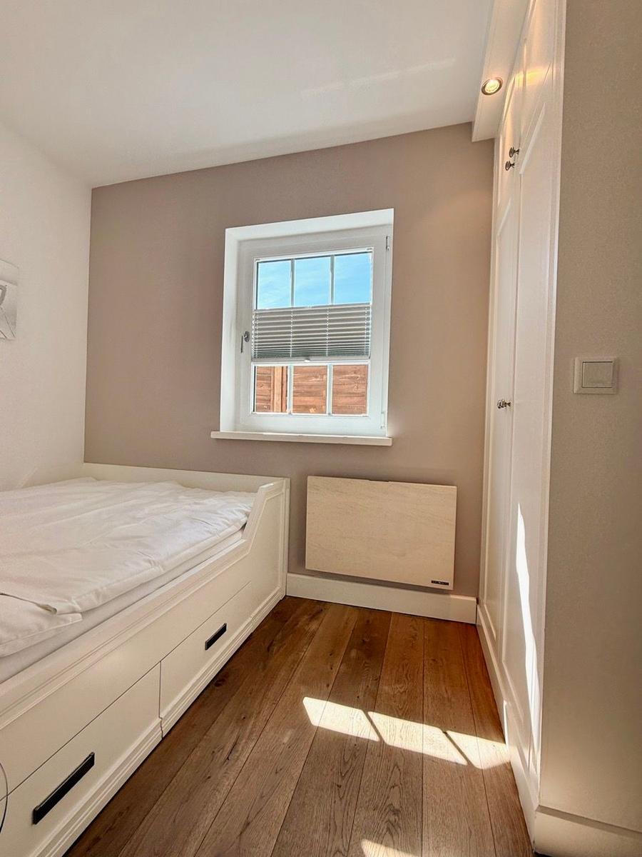 Schlafzimmer, Einbauschrank, Verdunkelungsplissee im Fenster