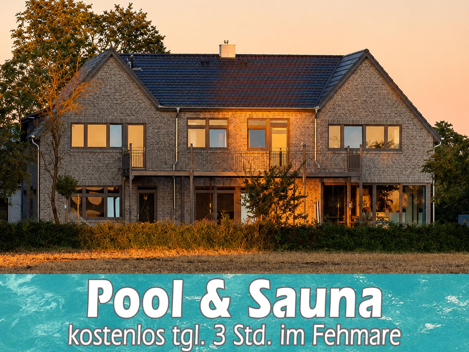 Zweistöckiges Haus mit Pool und Sauna im Freien. Modernes Design mit großen Fenstern.