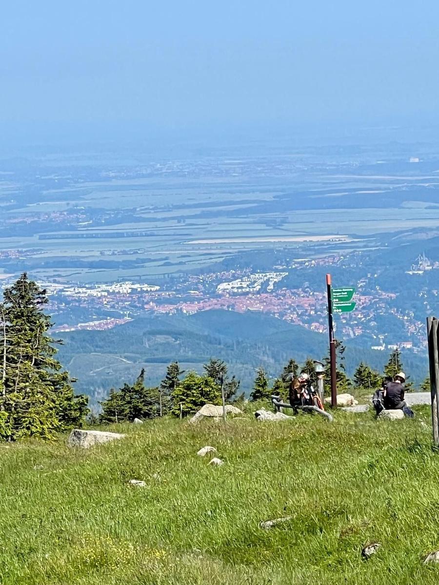 Aussicht vom Brocken nach Wernigerode. Auch das Haus ist da mit drauf! :-)