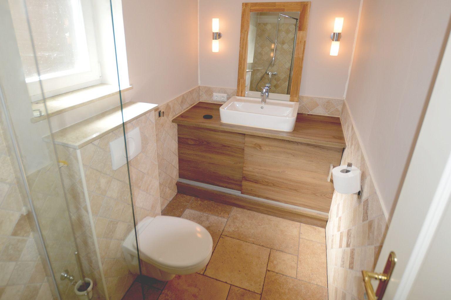 Badezimmer mit Waschbecken, Toilette und Dusche