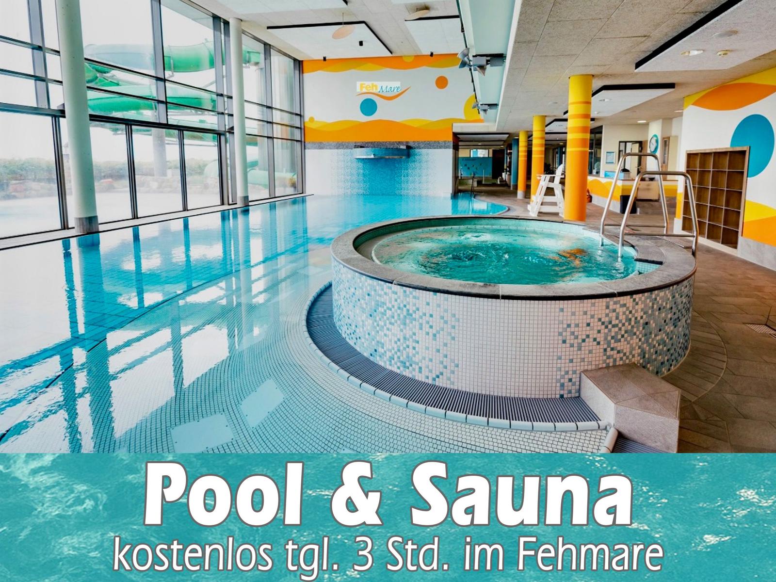 Innenpool mit Whirlpool und Sauna im Fehmare. Große Fenster und farbige Wände.