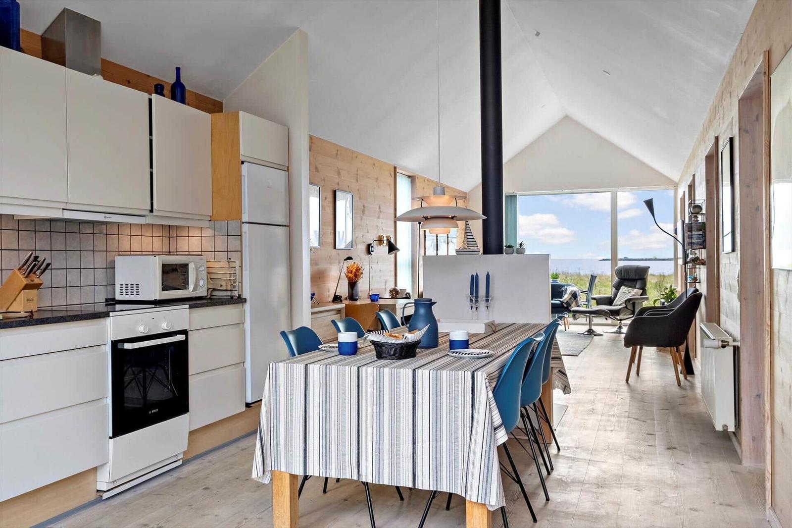 Küche mit Esstisch und Blick aufs Meer