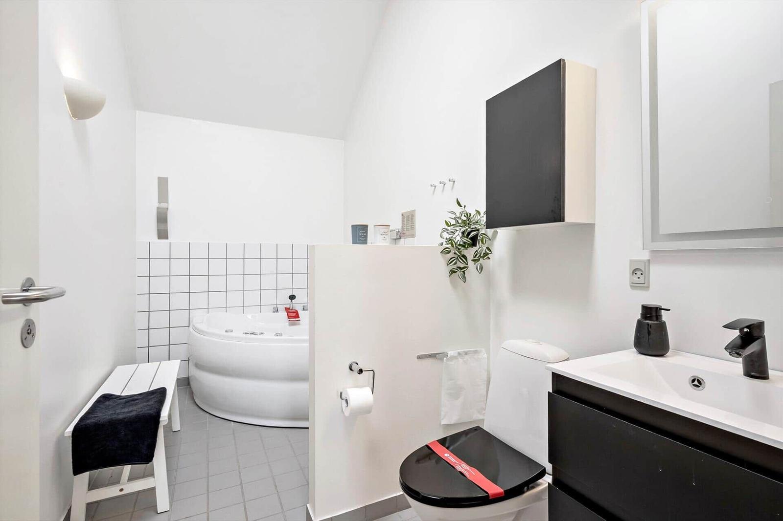 Badezimmer mit Badewanne, Toilette und Waschbecken.