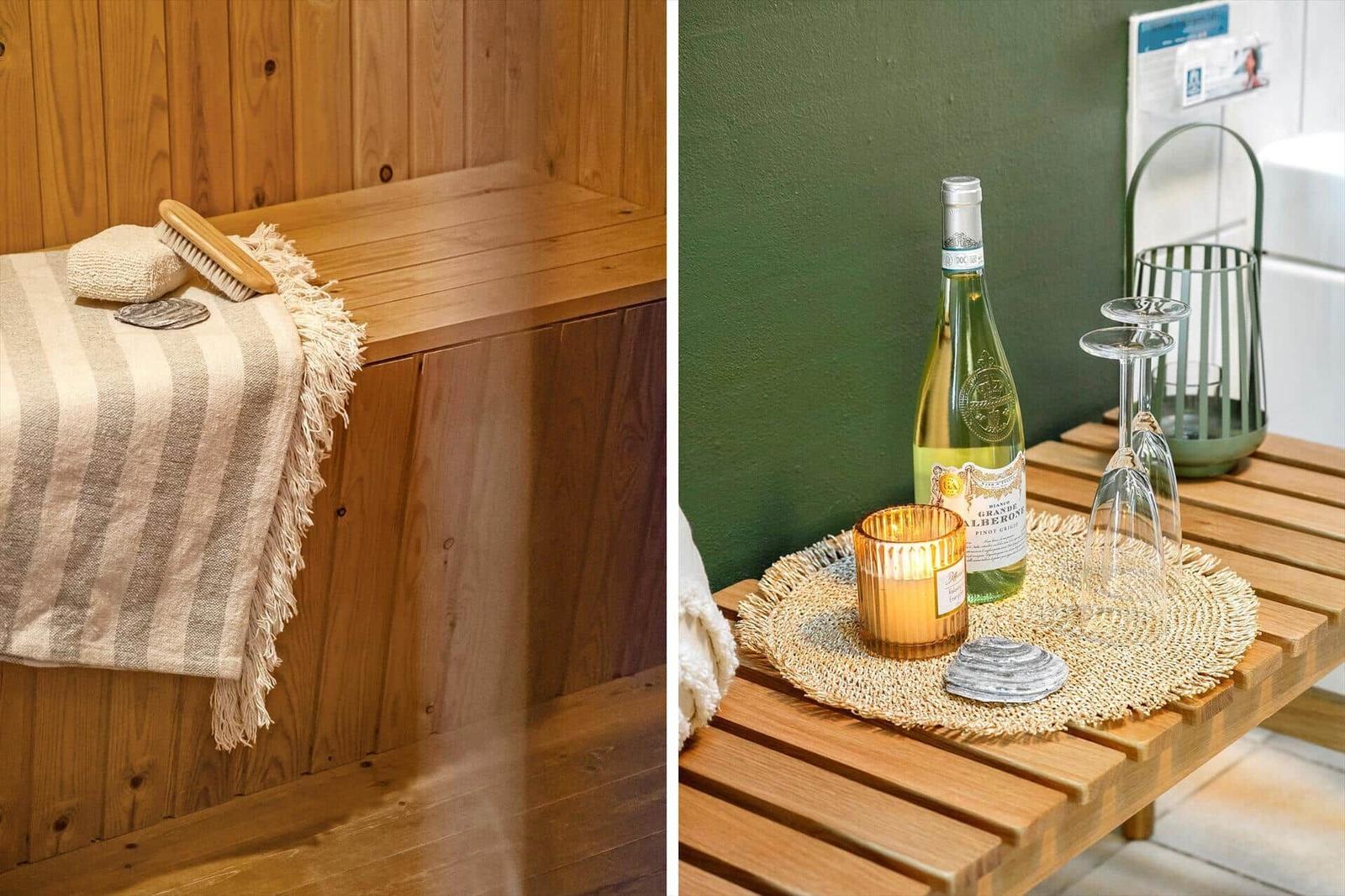 Holzsauna mit Decke und Bürste. Holztisch mit Wein, Kerze und Gläsern.