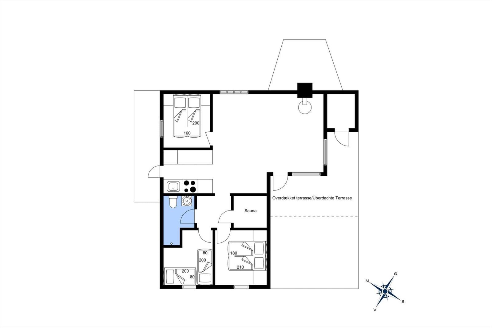 Wohnung mit Sauna, Küche und überdachter Terrasse. Räume mit Schlafgelegenheiten.
