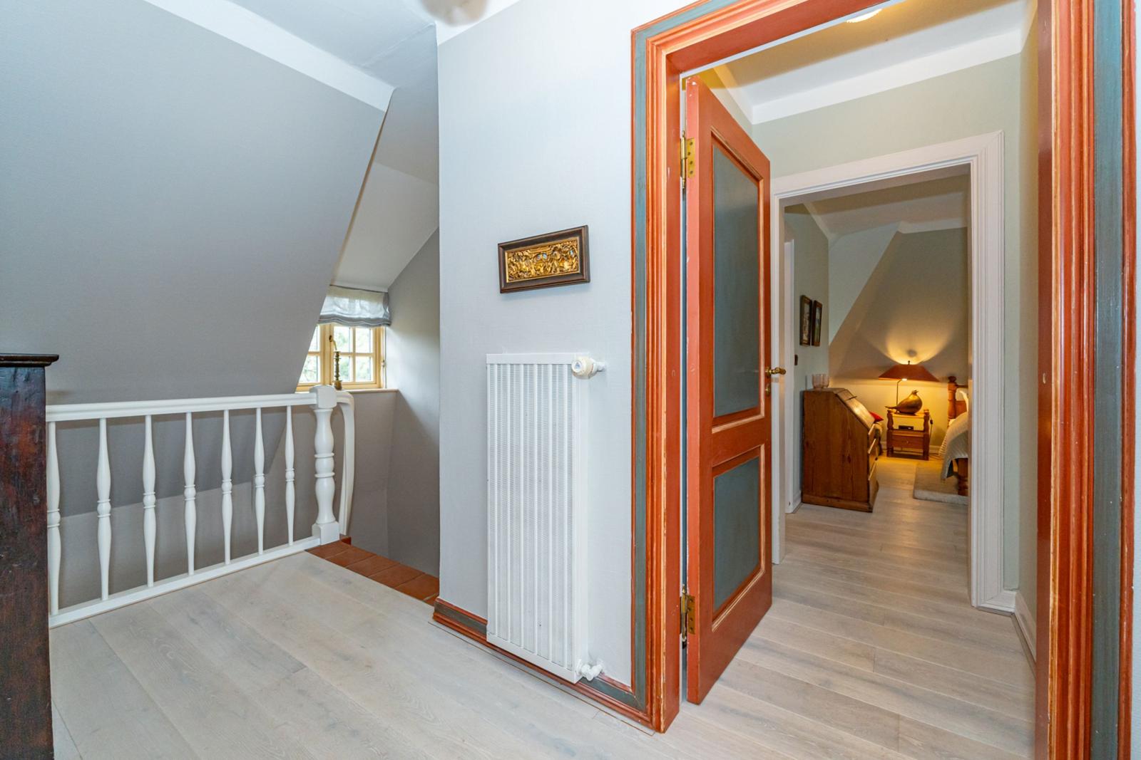 Haus mit Holzboden und Tür zum Schlafzimmer