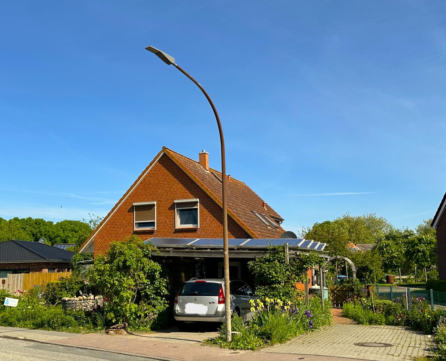 Zwei Parkplatzmöglichkeiten direkt am Haus - auch ausreichend Platz für Bulli oder Womo
