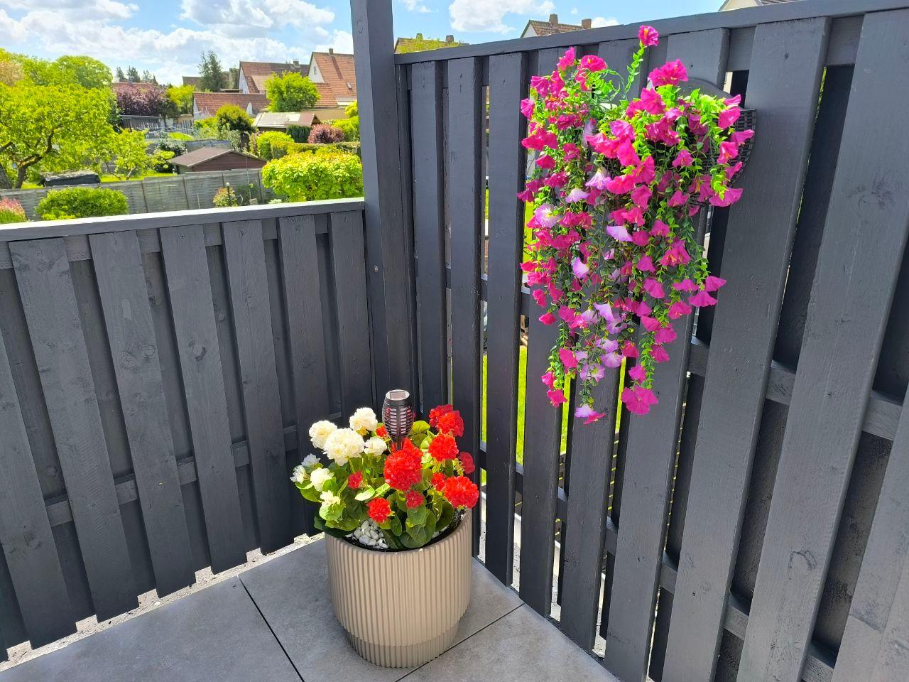 Super große Terrasse mit Sonnenliegen, Tisch und Stühle