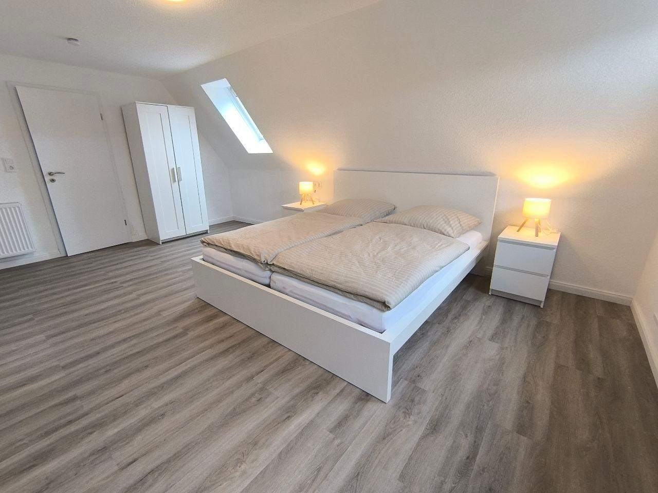 Schlafzimmer mit 180x200 Bett und Schrank