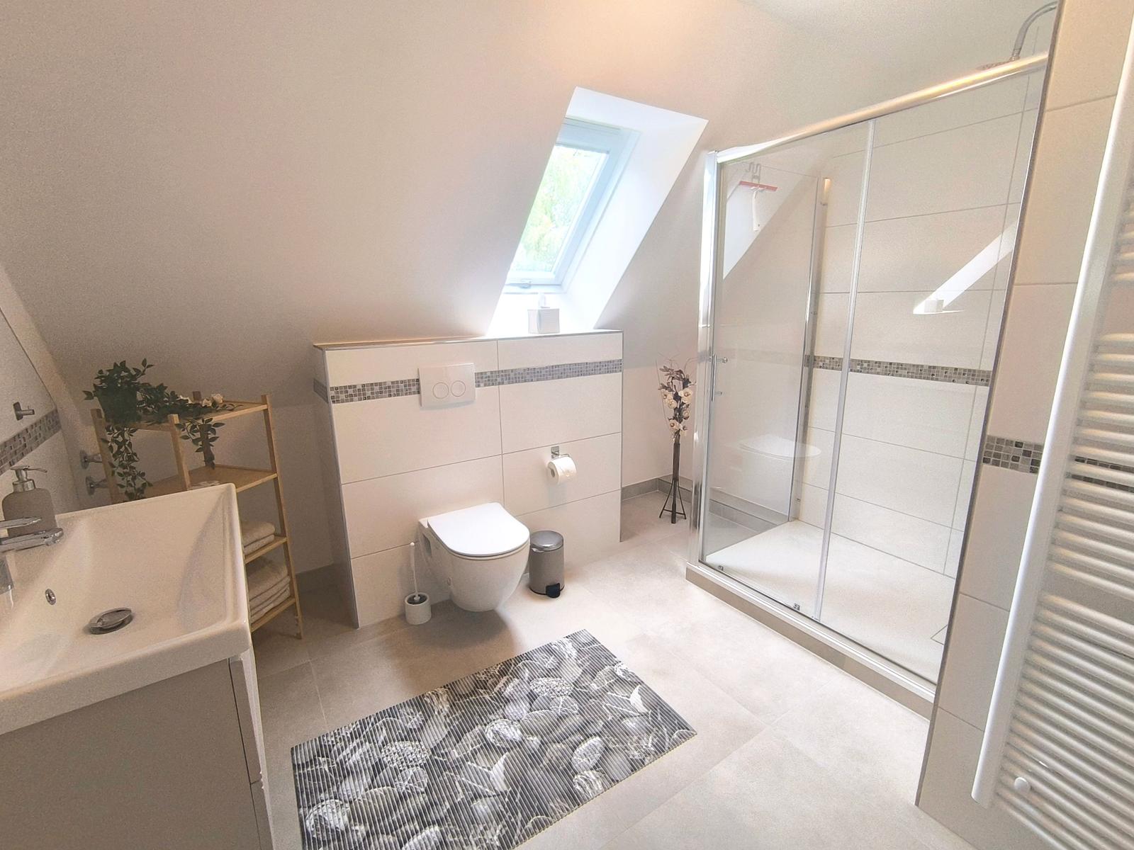 großes Bad mit Dusche