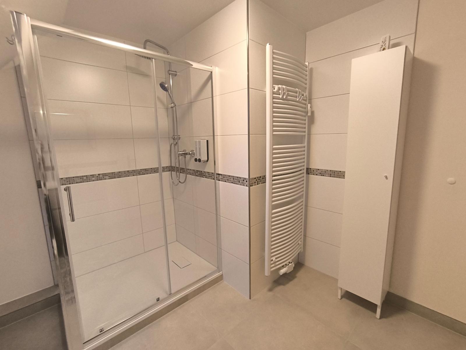 großes Bad mit Dusche