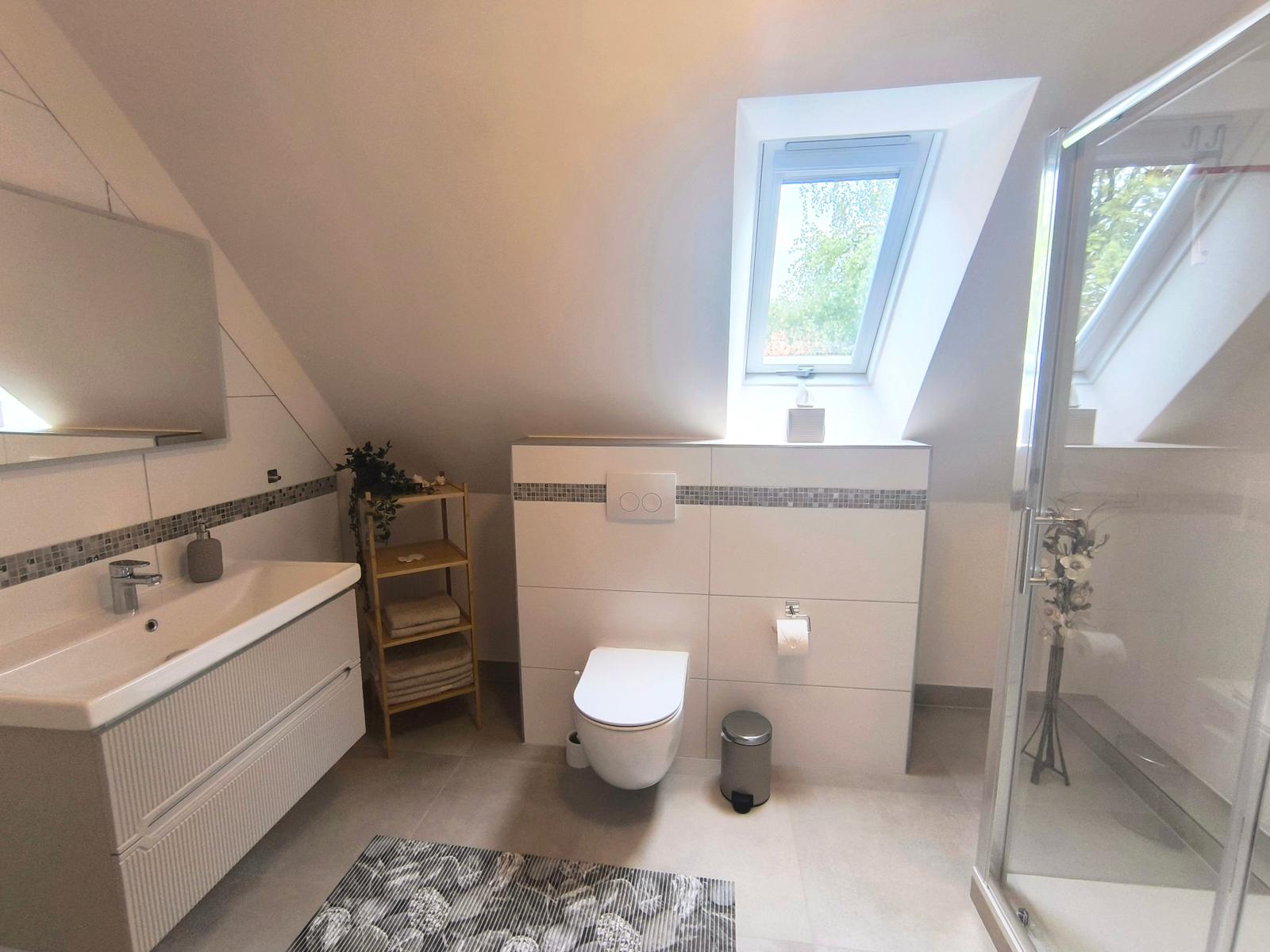 großes Bad mit Dusche