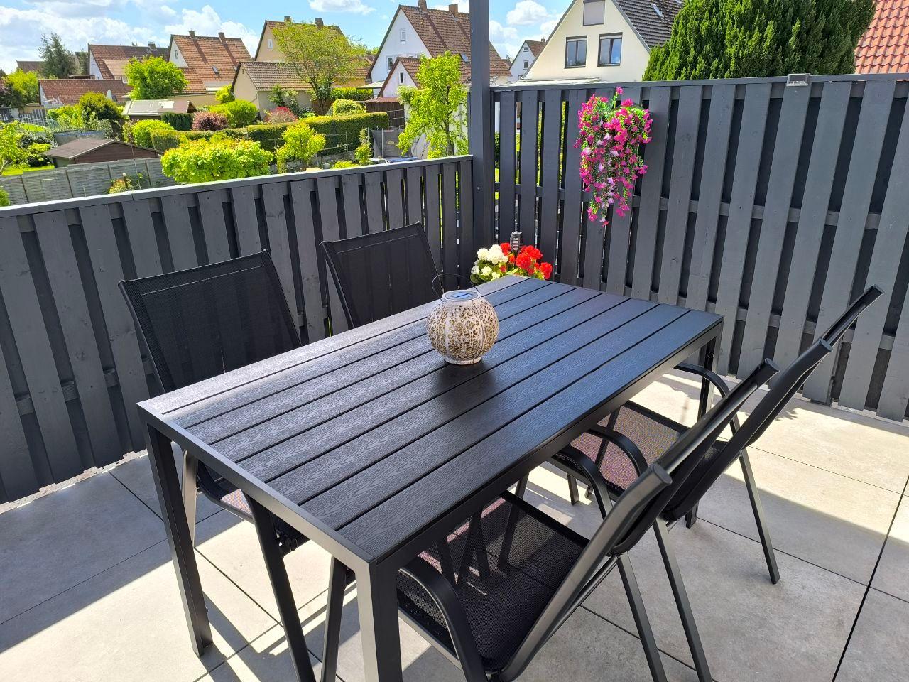 Super große Terrasse mit Sonnenliegen, Tisch und Stühle
