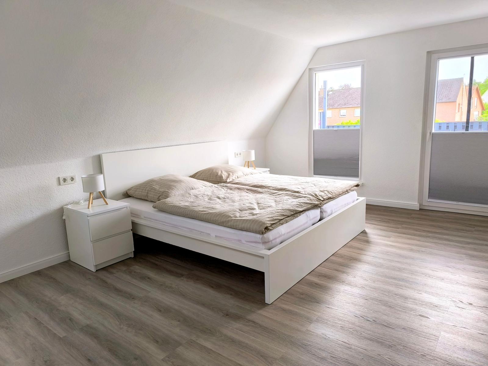 Schlafzimmer mit 180x200 Bett und Schrank
