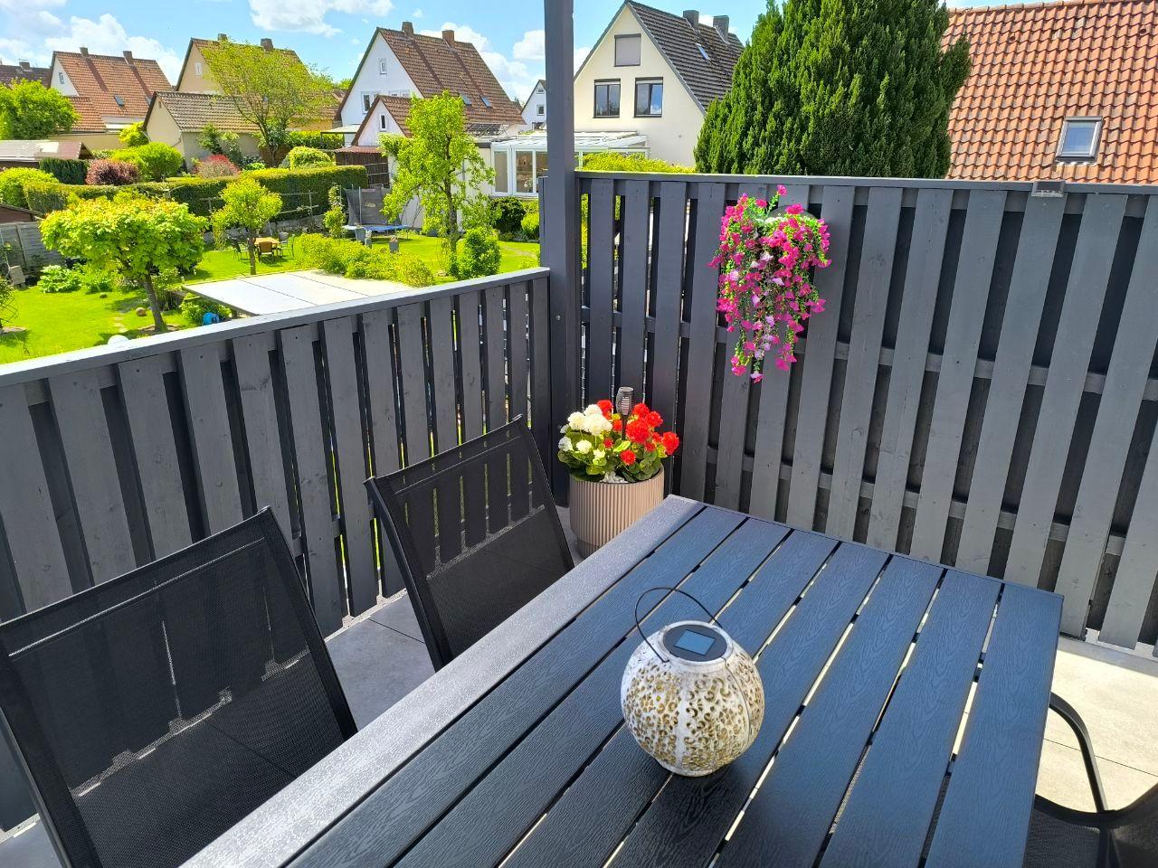 Super große Terrasse mit Sonnenliegen, Tisch und Stühle