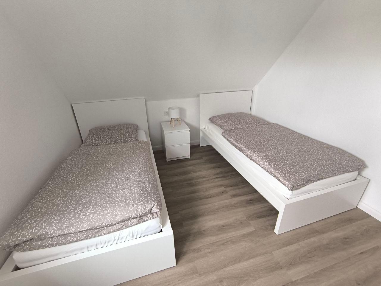 Zweites Schlafzimmer mit zwei 90x200 Betten, Schrank und TV