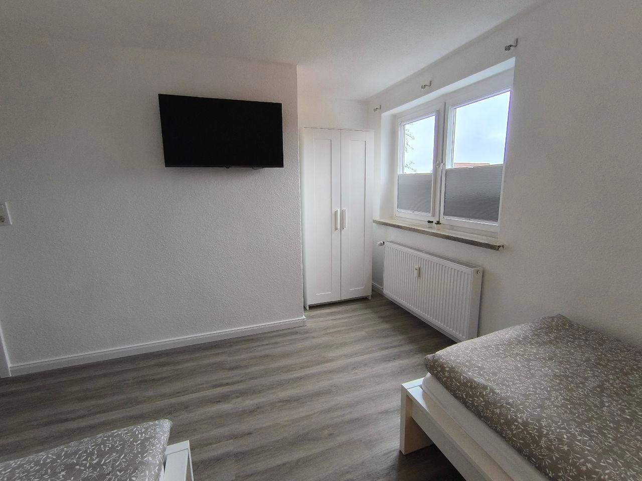 Zweites Schlafzimmer mit zwei 90x200 Betten, Schrank und TV