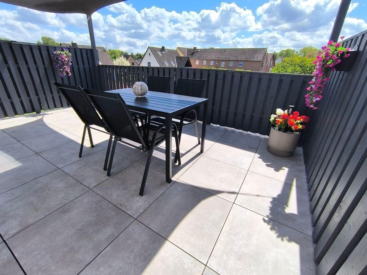 Super große Terrasse mit Sonnenliegen, Tisch und Stühle