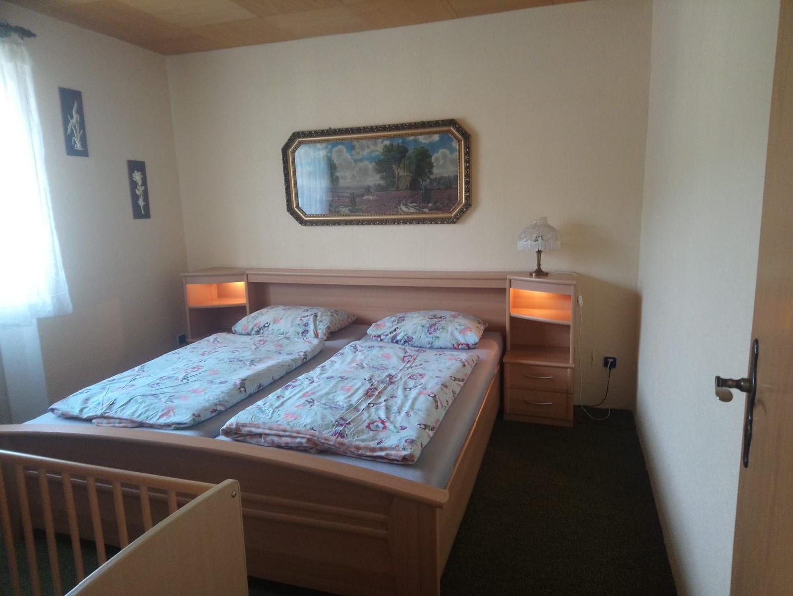 Schlafzimmer 1 mit Babybett
