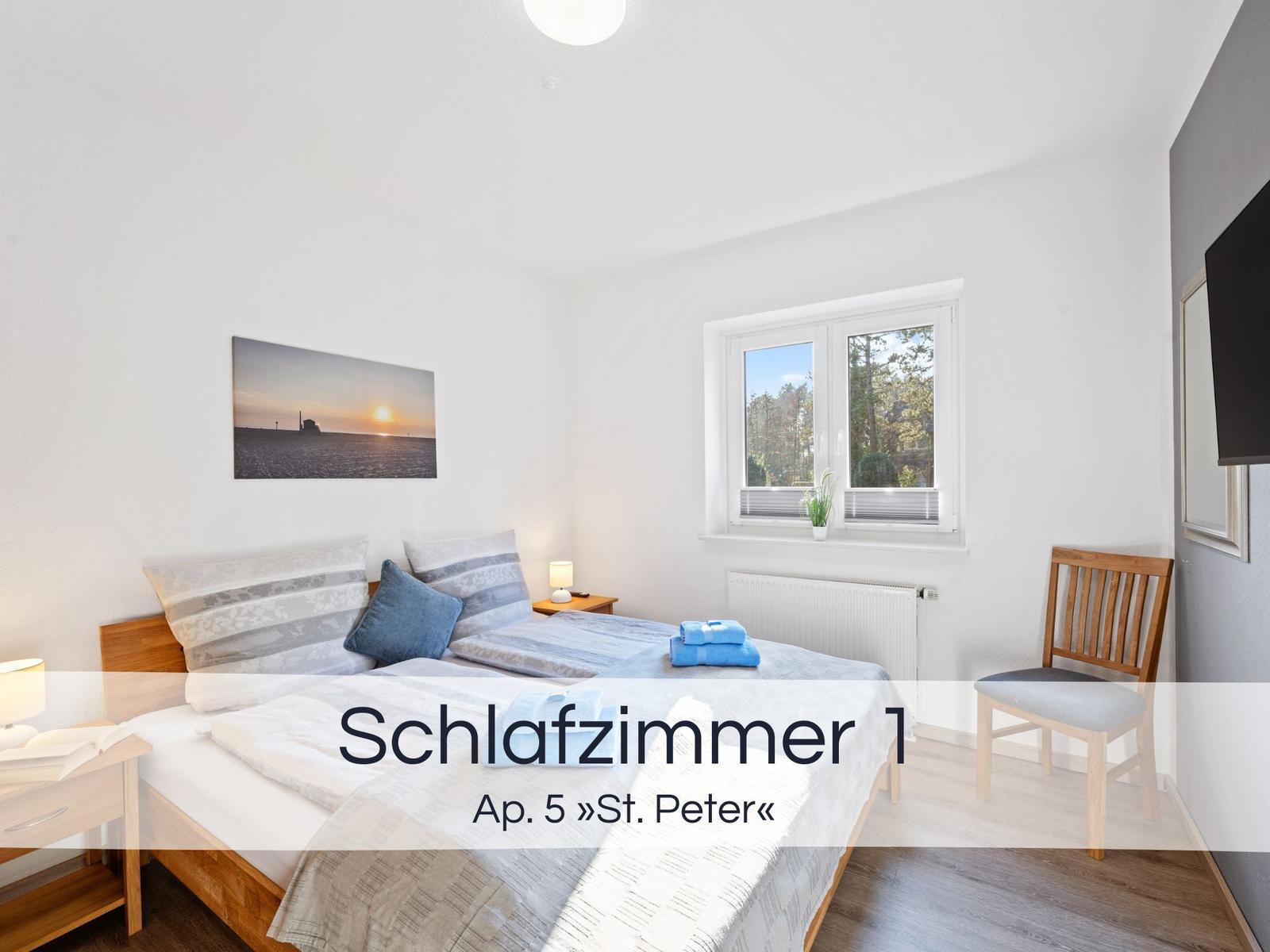 Schlafzimmer mit Doppelbett, Fenster, Stuhl und Wandbild.