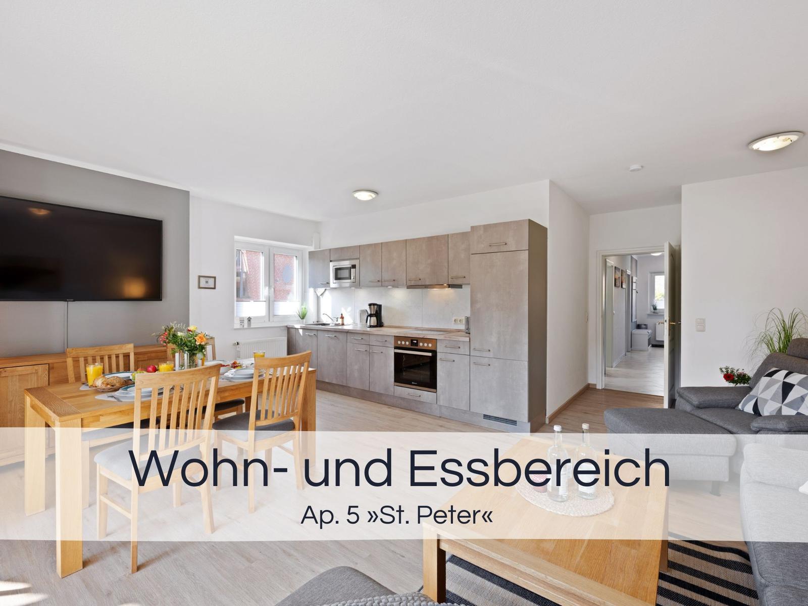 Wohn- und Essbereich mit Küche, Esstisch, Sofa und Fernseher.