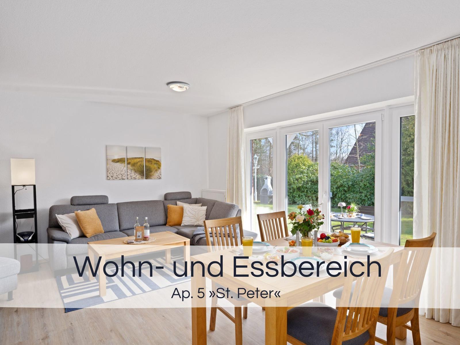 Wohn- und Essbereich mit Sofa, Esstisch und Blick auf Garten.