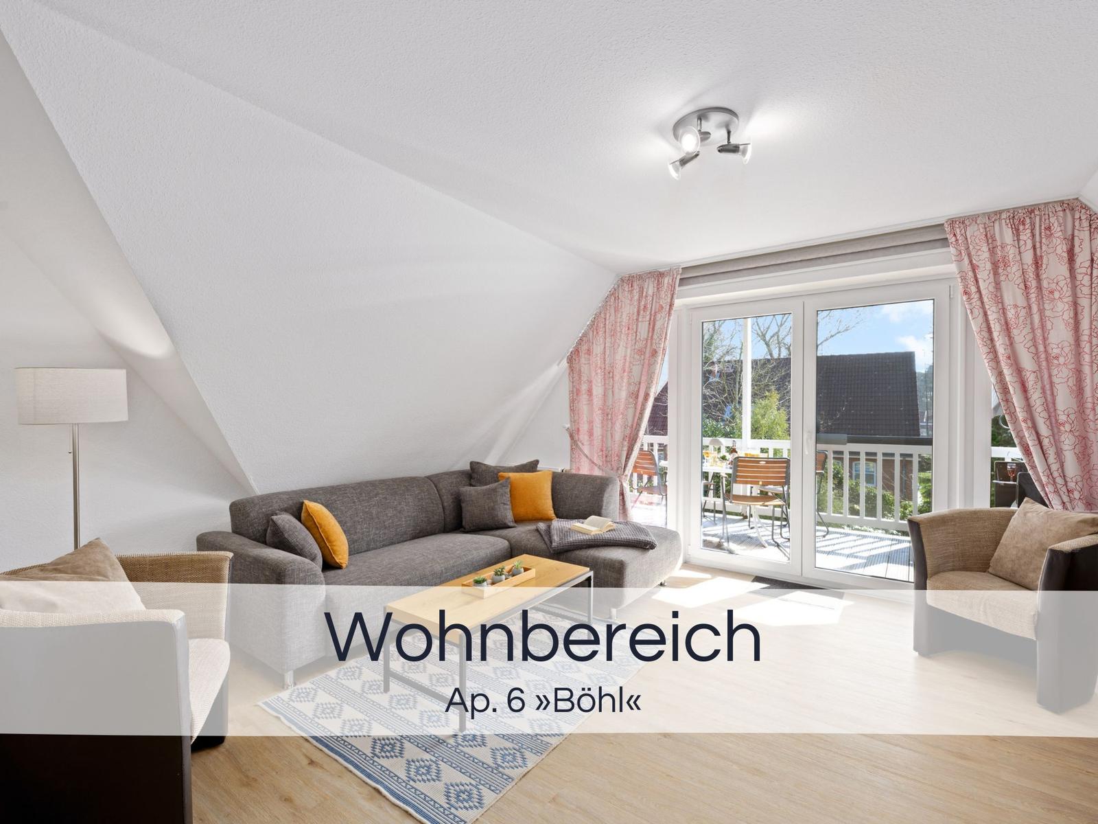 Wohnbereich mit Sofa, Sessel und Terrasse. Holzboden und Schiebetür.