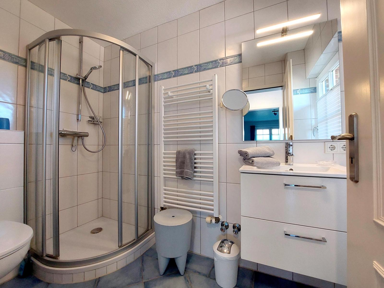 Duschbad mit Glasdusche, Handtuchwärmer und Föhn