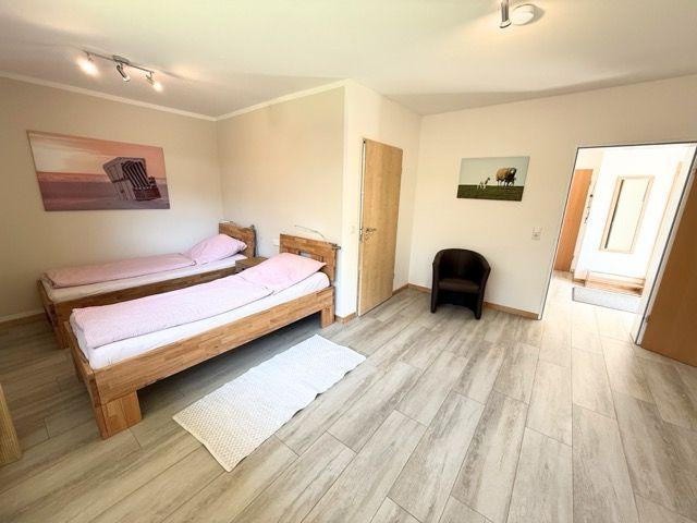 Zweites Schlafzimmer mit zwei Einzelbetten