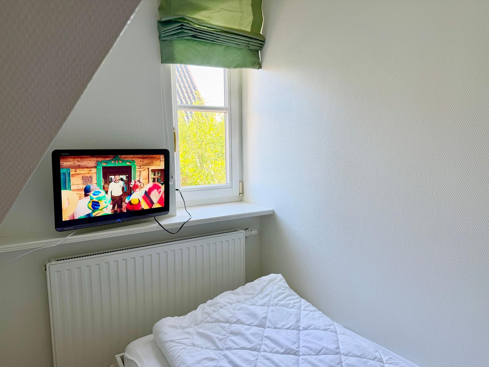 Flatscreen auch im kleinen Schlafzimmer.