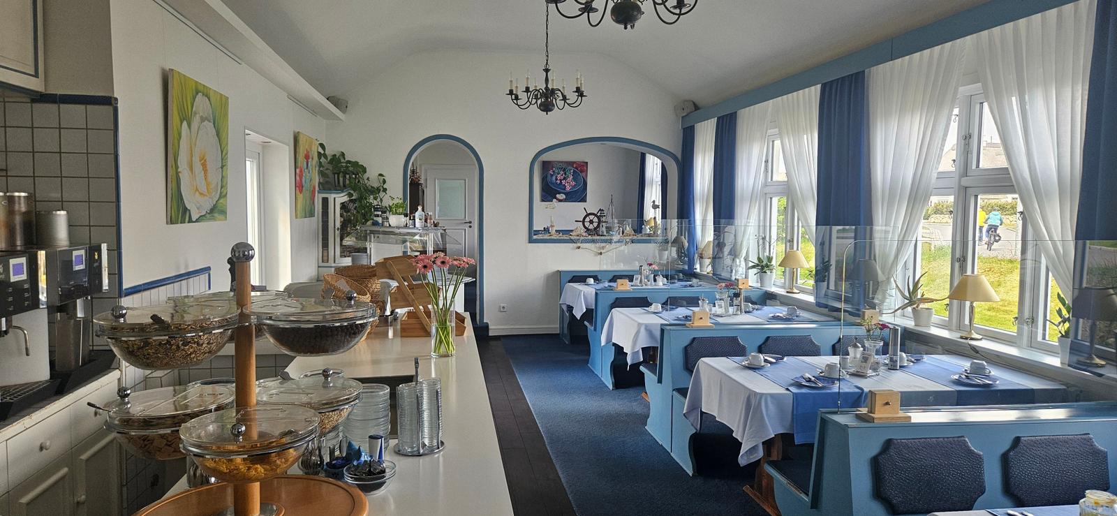 Der helle Frühstücksraum des Strandhotels mit Blick auf den Kapellenplatz