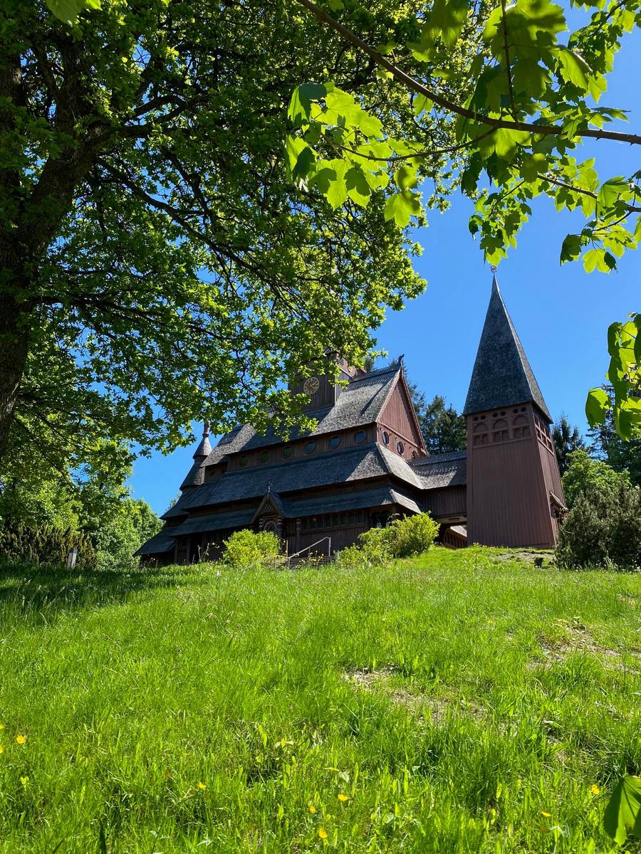 Stabkirche (Holzkirche)  in Hahnenklee, wo der Liebesbankweg endet.
Sie ist nach dem Vorbild norwegischer Kirchen gebaut.
Ausflugs-Tipp!!!