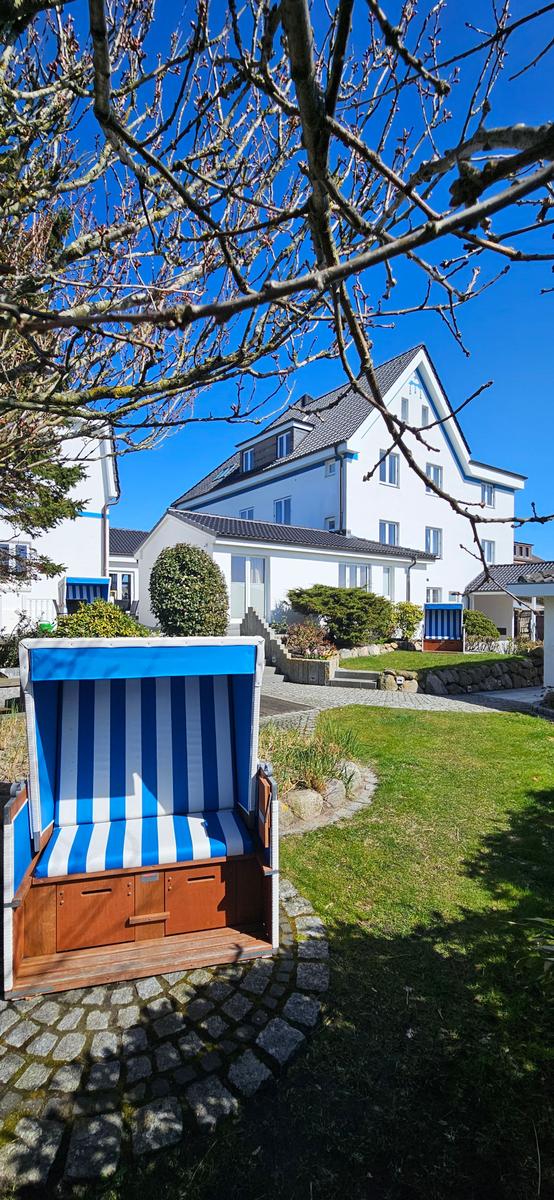 Der windgeschützte Garten mit Strandkörben auf der Südseite des Strandhotels