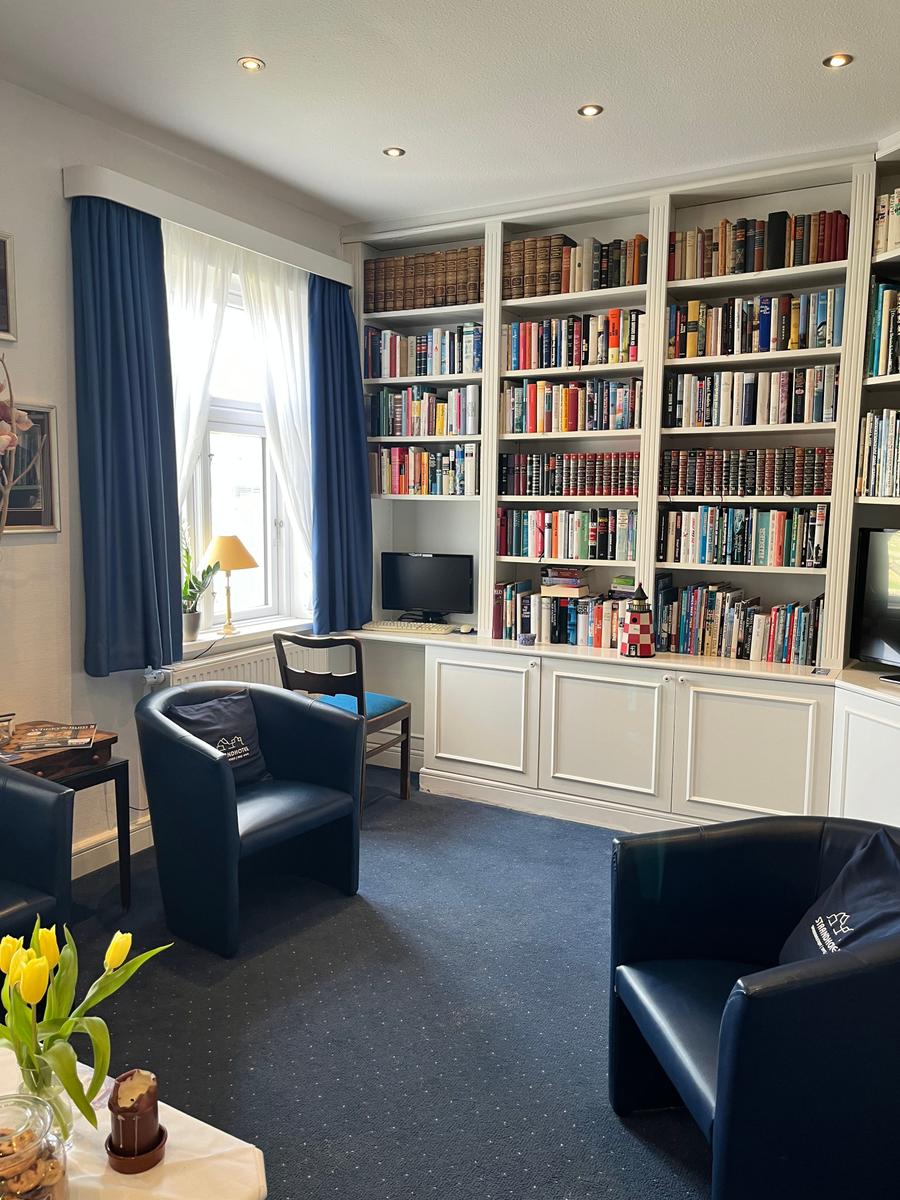 Unsere Bibliothek samt Mini-Bar ist ein gemütliches Wohnzimmer für unsere Gäste.